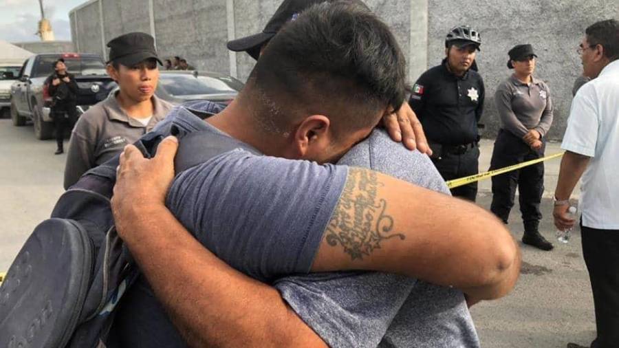 Ayer lo cambiaron a otra obra... joven albañil se salva de la muerte por derrumbe en Monterrey