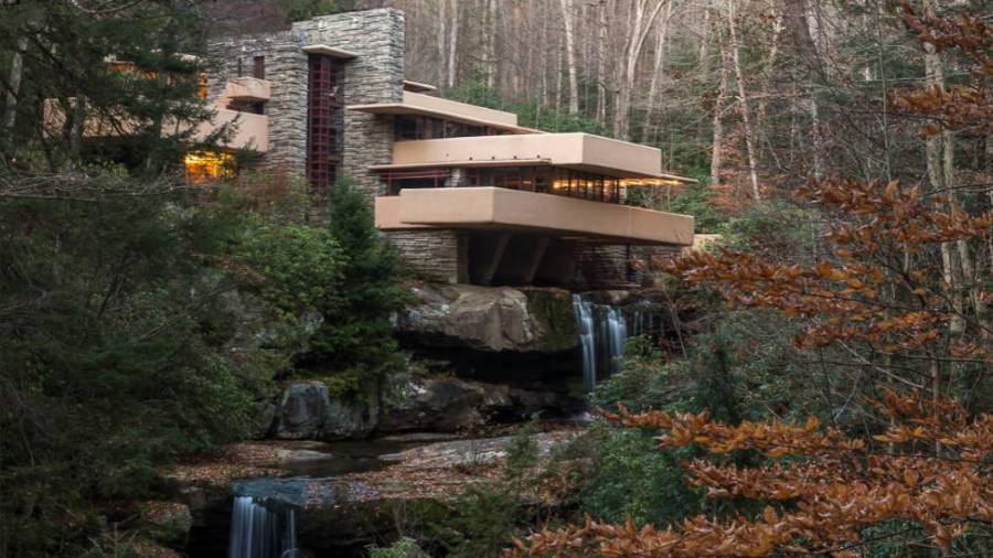 ¿Imaginas vivir en una casa que esté construida sobre una cascada?