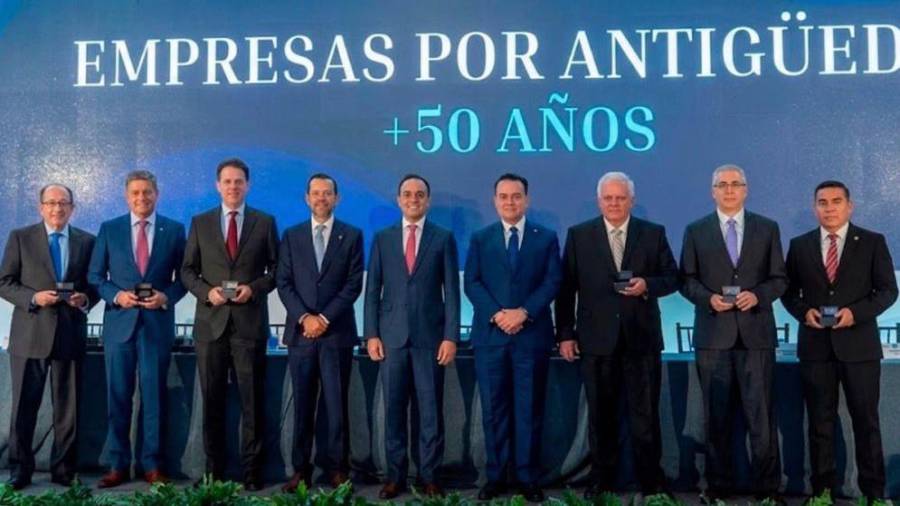 Tupy fue distinguida por sus 50 años de afiliación a Coparmex Coahuila Sureste, como parte de la celebración por el 90 aniversario del organismo empresarial. FOTO: CORTESÍA