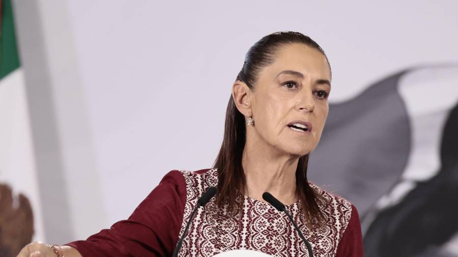 Por primera vez, Claudia Sheinbaum muestra cautela y evita una “defensa apasionada de un gobierno aliado” en el caso de Colombia, observa el autor de Estrictamente Personal.