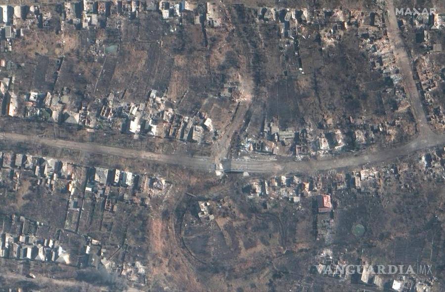 $!Una imagen satelital del 10 de marzo de 2023 muestra un puente y una carretera destruidos, en medio de la batalla en curso por Bakhmut, Ucrania.