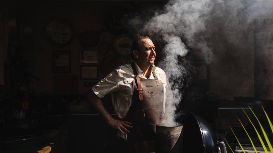 El asador encendido es su laboratorio: ahí empieza la magia.