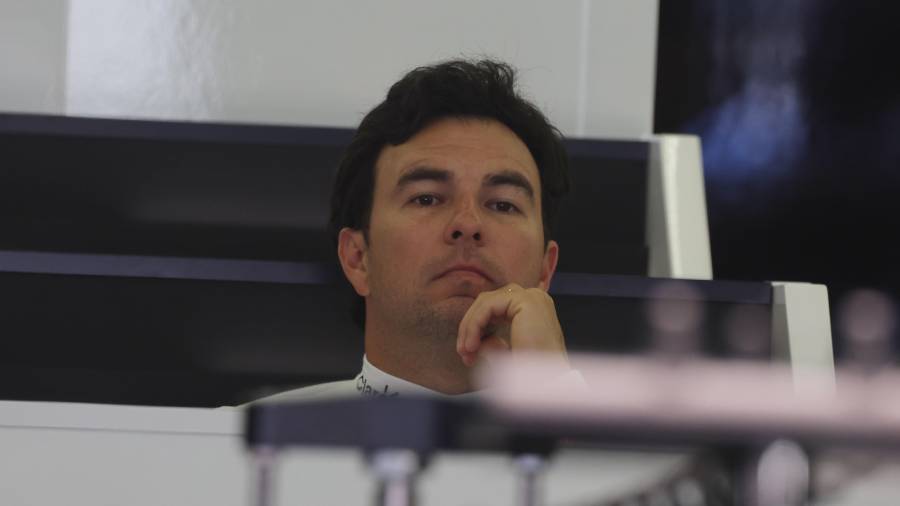 Sergio Pérez durante los test de pretemporada de la Fórmula 1 2026 en Bahréin, donde estableció el mejor tiempo registrado hasta ahora por Cadillac.