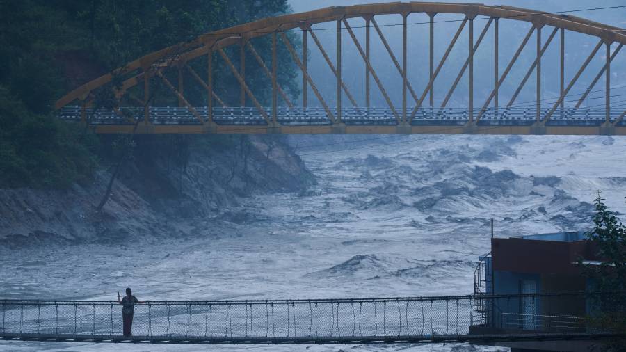 Una persona observa las aguas crecidas del río Trishuli en Galchhi, Distrito de Dhading, Nepal, el 30 de agosto del 2026.