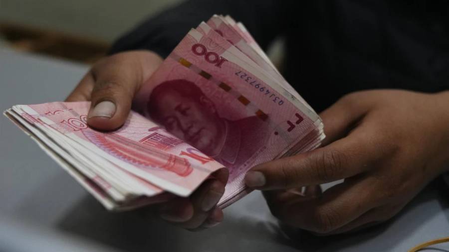 Un empleado de una casa de cambio cuenta billetes de yuanes chinos en La Paz, Bolivia, el miércoles 26 de julio de 2023.