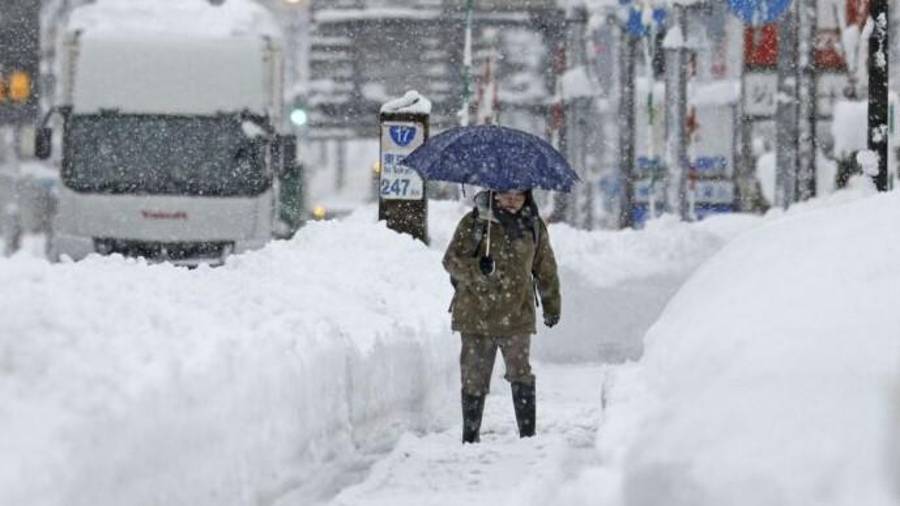 Las peligrosas condiciones creadas por las fuertes nevadas también han afectado a los viajeros extranjeros.