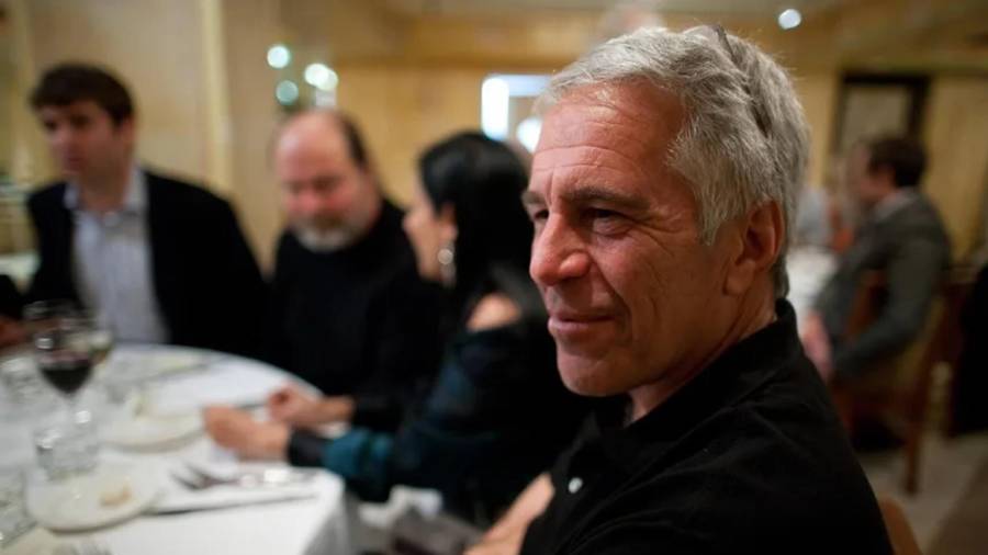 Fotografía publicada por los demócratas del Comité de Supervisión de la Cámara Baja (Oversight Dems) donde aparece Jeffrey Epstein durante una cena.