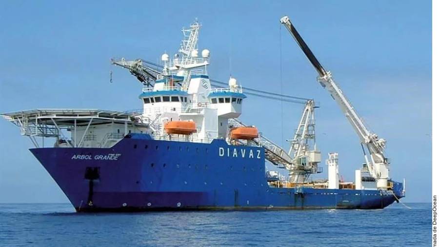 Un día después de empezar a observarse manchas, llegó al sitio el buque Árbol Grande, que repara ductos.