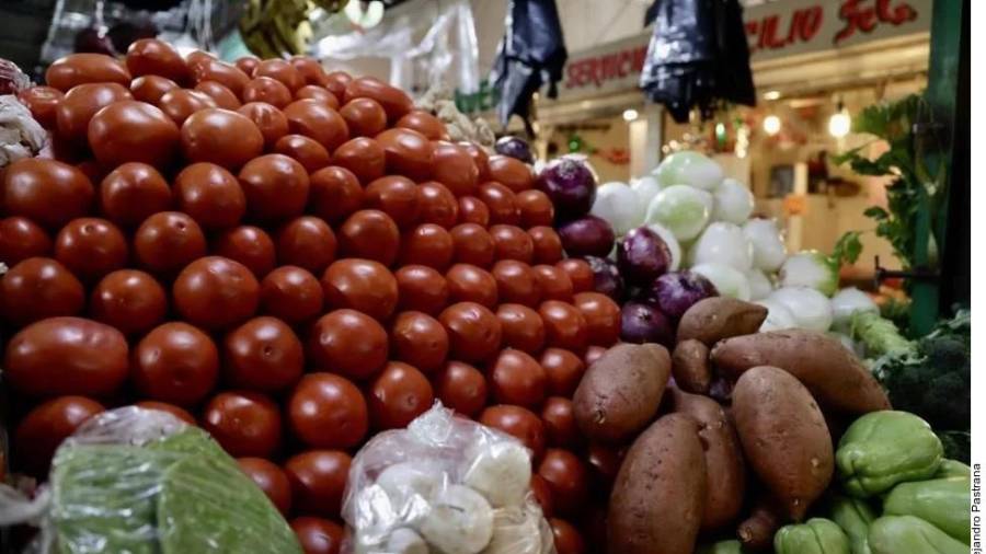 Los productos genéricos con precios al alza fueron el chile serrano, calabacita, jitomate, así como la electricidad. Y los precios que fueron a la baja fue del limón y aguacate. FOTO: