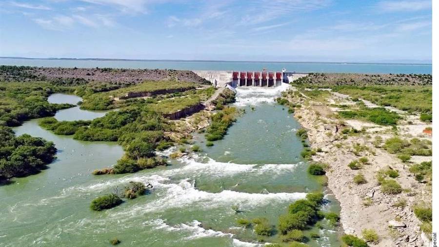 La Presa El Cuchillo, la más grande de Nuevo León y principal fuente de agua potable de la Ciudad, pasó de tener un llenado del 81% el domingo a uno del 69 por ciento el día de ayer por los desfogues a cargo de la Conagua.