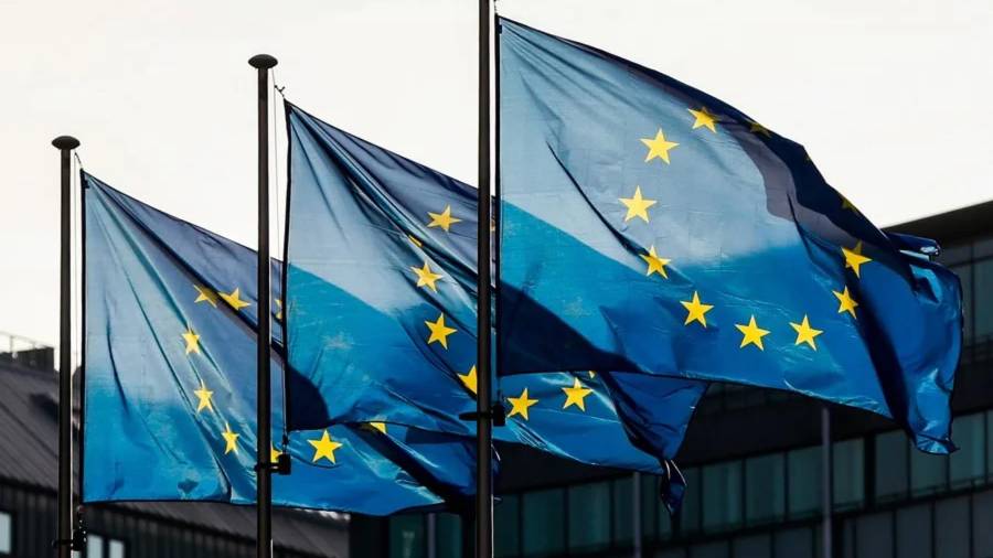 Banderas de la Unión Europea ondean en Bruselas, Bélgica.