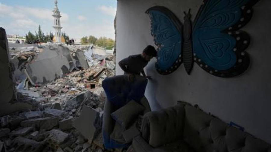 Un hombre inspecciona una casa destruida por un ataque aéreo israelí en Burj al-Shamali, cerca de la ciudad portuaria de Tiro, en el sur del Líbano.