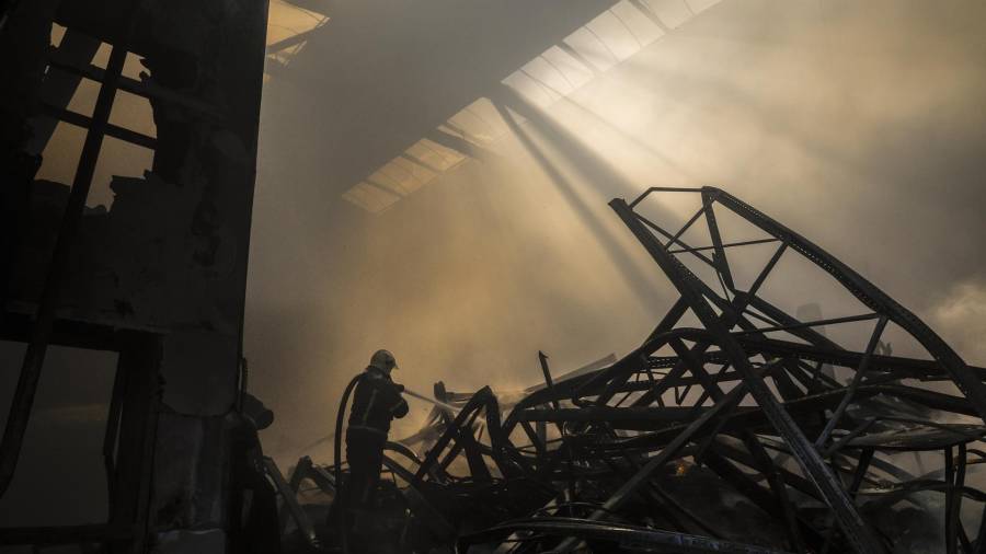 Equipos de rescate ucranianos trabajan en el lugar de un ataque con drones rusos contra almacenes cerca de Kiev, Ucrania, el 2 de septiembre de 2026, en medio de la invasión rusa.