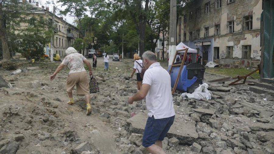 El presidente Volodimir Zelenski dijo que se está asistiendo a las víctimas del más reciente bombardeo ruso, que destruyó la catedral de la ciudad