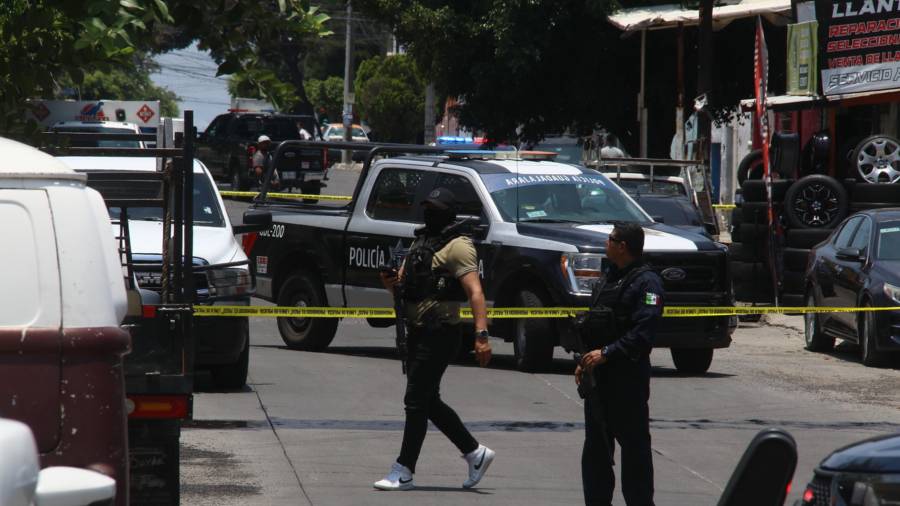 Socorristas confirmaron el fallecimiento del hombre, quien presentaba cuatro impactos de bala, dos en la cabeza y dos en la espalda.