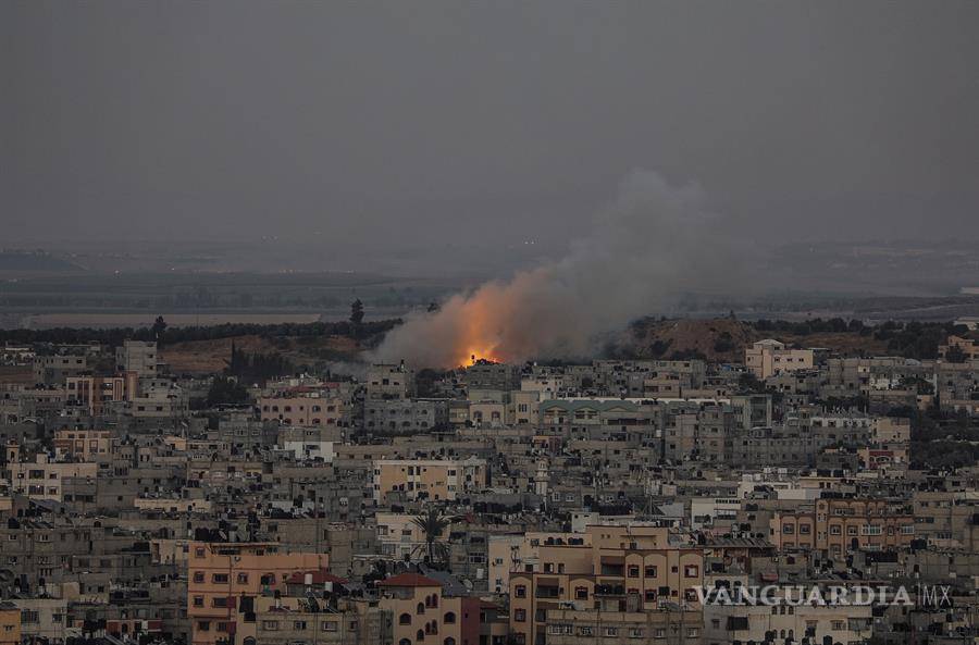 $!Pobladores de Gaza buscan refugio bajo las bombas