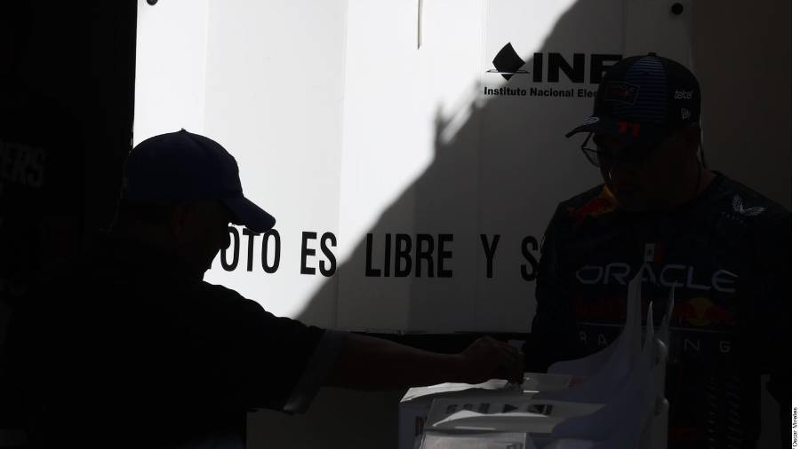 La firma puntualiza que estos escenarios que podrían comprometer las condiciones de la competencia electoral se presentan bajo un contexto electoral extenso, donde se renovarán 17 gubernaturas, congresos locales y ayuntamientos en casi todo el país.