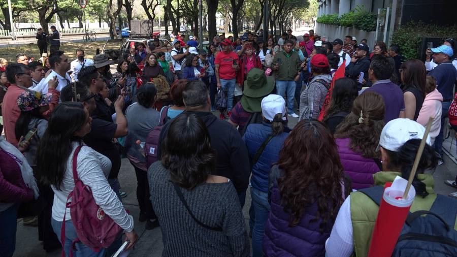 En redes sociales fueron compartidos por estudiantes diversos videos en donde se ve a los encapuchados saliendo del plantel por el acceso principal.