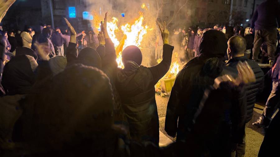 En esta fotografía obtenida por The Associated Press, iraníes asisten a una protesta antigubernamental en Teherán, Irán, el viernes 9 de enero de 2026.