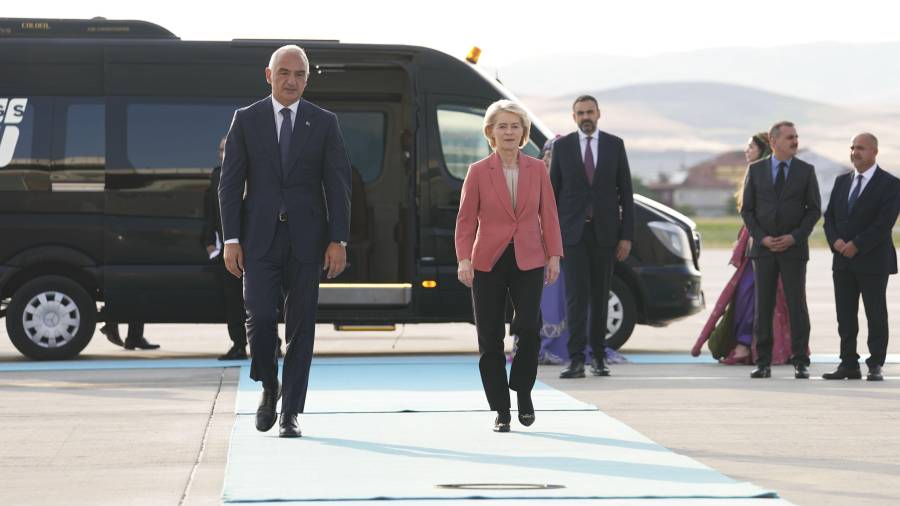 La presidenta de la Comisión Europea, Ursula von der Leyen (c), es recibida por el ministro turco de Cultura y Turismo, Mehmet Nuri Ersoy (I), en el aeropuerto de Esenboga, antes de la 36ª Cumbre de la OTAN en Ankara.