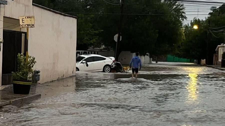 Numerosos vehículos quedaron varados o parcialmente cubiertos por el agua.