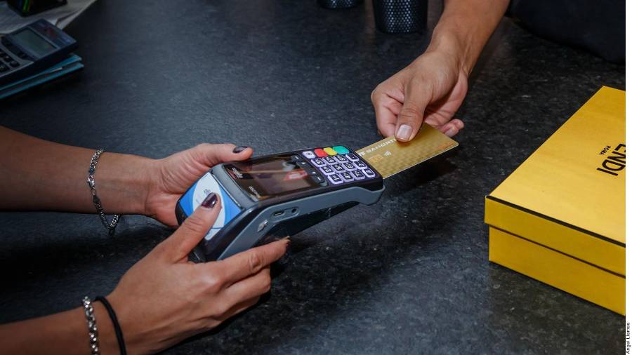 El financiamiento mediante plásticos bancarios alcanzó los 693 mil 618 millones de pesos en junio.