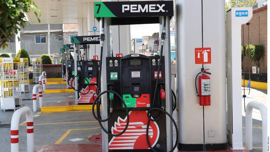 Anunciando que la banca eliminará de manera temporal la tasa de intercambio en pagos con tarjeta en gasolineras, con el objetivo de incentivar el uso de medios electrónicos.