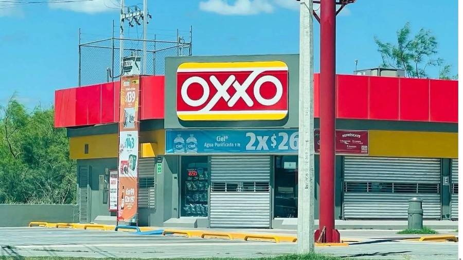 Luego de que el viernes cerraron ante las extorsiones del crimen organizado, las tiendas Oxxo en este municipio fronterizo, conurbado a Reynosa, Tamaulipas, reabrieron ayer sus puertas.