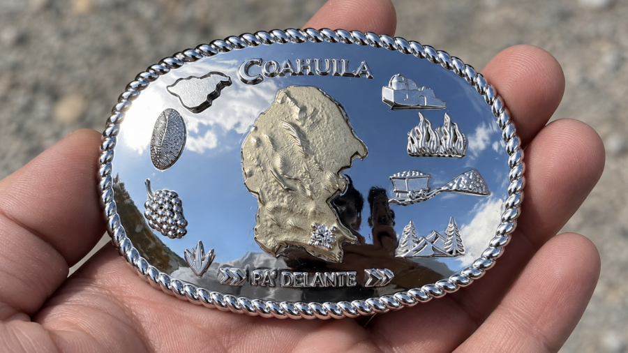 Los ocho Pueblos Mágicos de Coahuila están representados mediante elementos de su historia, naturaleza y tradiciones; un pequeño diamante sobre el mapa señala a Saltillo, la capital del estado.