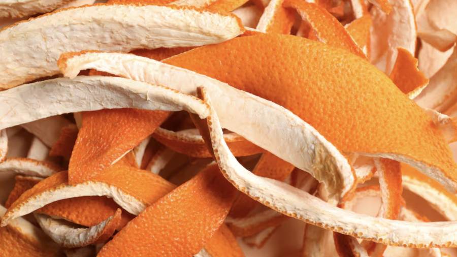 Las cáscaras de naranja liberan aceites esenciales cítricos.