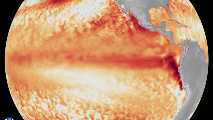 Fotografía satelital cedida por la NOAA que muestra la diferencia entre las temperaturas promedio de la superficie del mar en el ecuador del océano Pacífico tropical y la línea de referencia utilizada por el programa Coral Reef Watch, representada mediante diversas tonalidades de rojo y naranja para indicar temperaturas más cálidas.