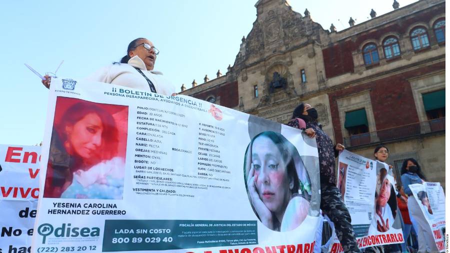 Familiares de personas desaparecidas protestaron el viernes en la CDMX, frente a Palacio Nacional.