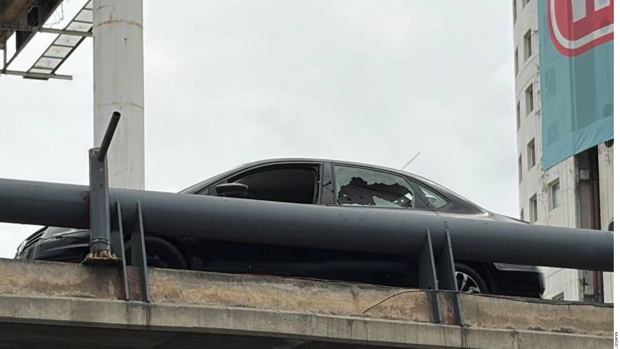 En los límites de Monterrey y San Pedro se registró un ataque a balazos en contra de un automóvil; dos personas perdieron la vida.