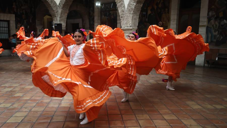 Unen la tradición y el orgullo a través del baile folklórico con gala de danza en Saltillo