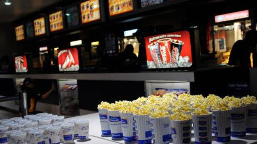 Sorprenden a empleada de Cinépolis lavando vasos desechables para reutilizarlos (VIDEO)