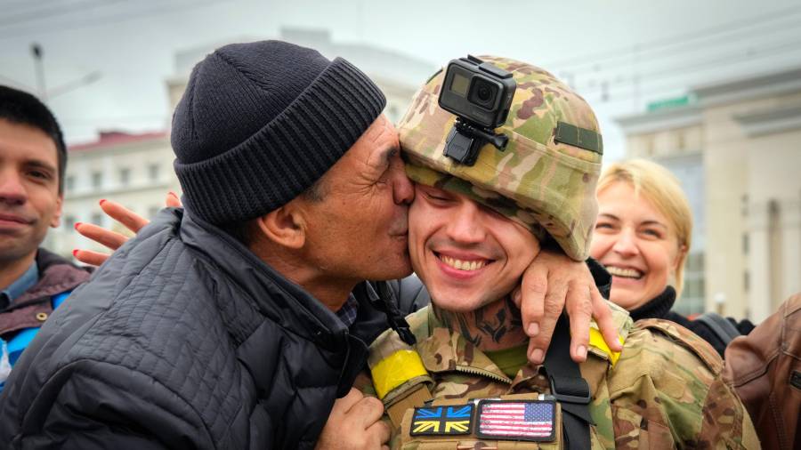 Un vecino de Jersón besa a un soldado ucraniano mientras el ejército ucraniano liberaba la ciudad de tropas rusas en Jersón, Ucrania, el 13 de noviembre de 2022.