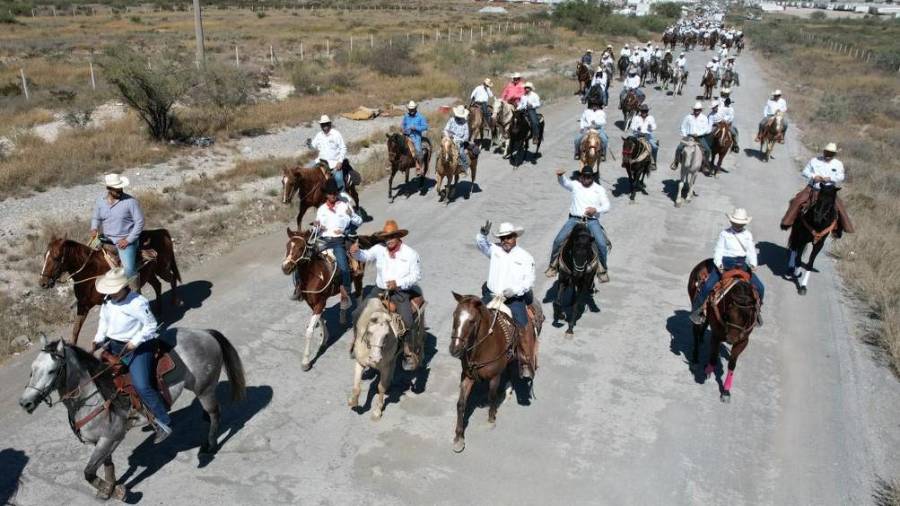 Más de 400 jinetes partieron desde el libramiento Óscar Flores Tapia rumbo a la sierra de Arteaga como parte del Rodeo Fest 2025. FOTOS: OMAR SAUCEDO