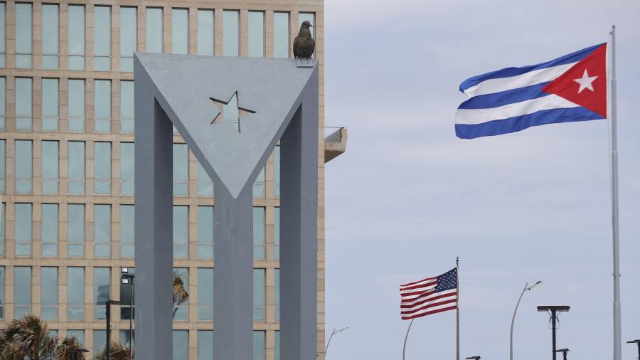 Fachada de la embajada de Estados Unidos, en La Habana. Los expertos coinciden en resaltar las diferencias que separan a la isla de los otros dos países en los que EU ha intervenido recientemente.