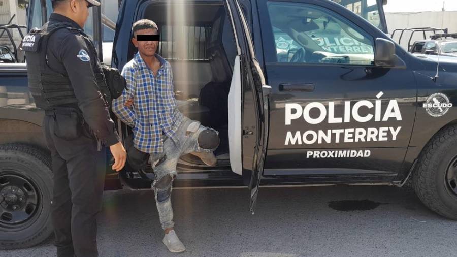 Un hombre fue detenido al exterior de un plantel educativo por mostrar sus partes íntimas a una mujer en Monterrey.