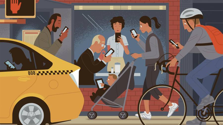 Los hombres, mujeres y niños que se la pasan todos los días pegados a sus celulares.