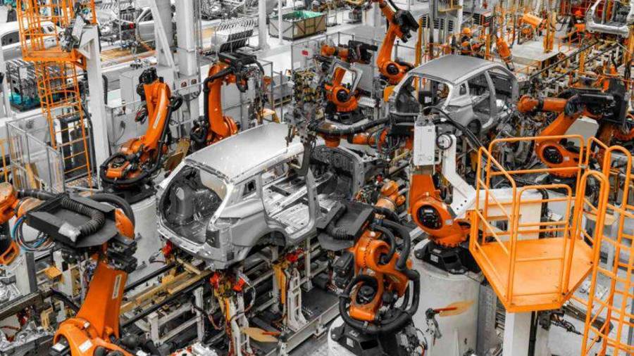 La manufactura estadounidense sorprendió en abril impulsada por el sector automotriz, aunque persisten riesgos por aranceles y tensiones geopolítica.