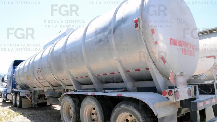 Durante la inspección, las autoridades aseguraron un tractocamión con semirremolque que transportaba mil 830 litros de probable diésel, cuya procedencia no pudo ser acreditada.