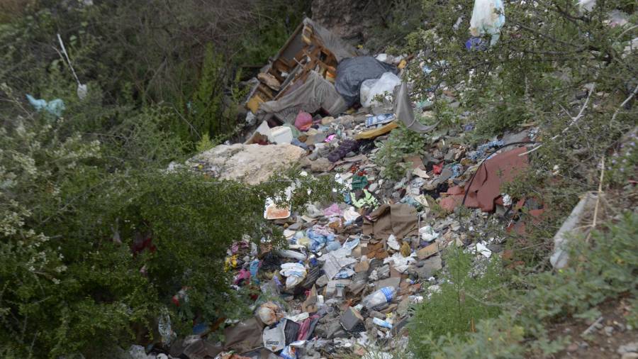 El arroyo Las Víboras se ha convertido en un basurero que genera malos olores y riesgos de fauna nociva.