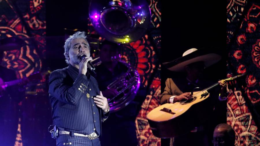 Show. El cantante hizo vibrar a todos los presentes que desde horas antes hicieron largas filas en las inmediaciones del estadio.