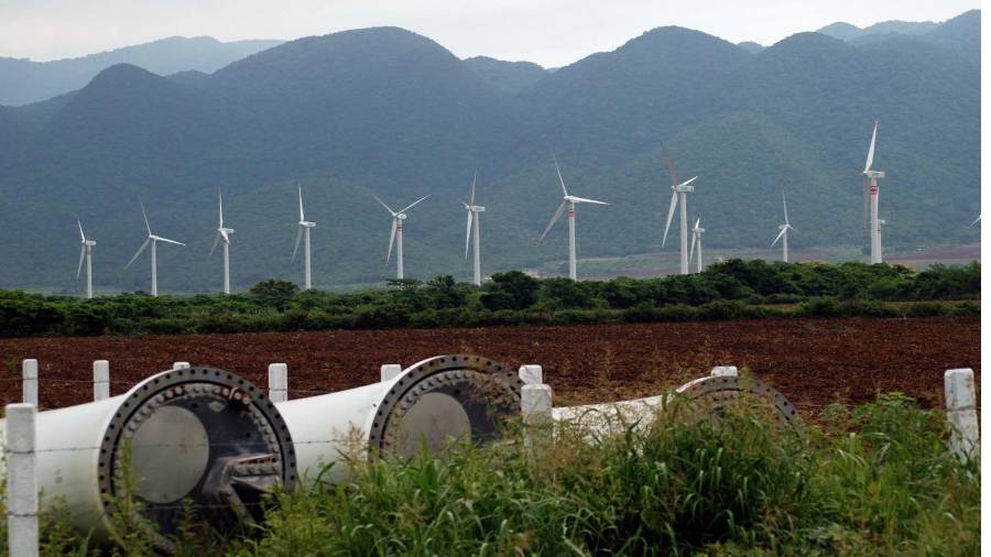 En la convocatoria de contratos mixtos, CFE planteÛ requerimientos por 6 mil 500 megawatts para las siete centrales regionales en que divide al PaÌs, de los cuales 3 mil 550 MW deben ser generaciÛn fotovoltaica, 2 mil 850 MW eólica y 100 MW termosolar.