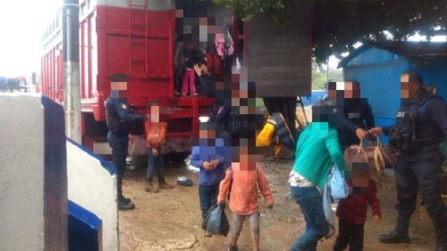 Rescatan a 100 migrantes en carretera de Veracruz