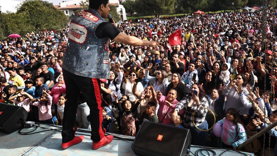 Los Payasónicos pusieron a cantar y bailar a los asistentes con su espectáculo lleno de energía. FOTOS: HÉCTOR GARCÍA