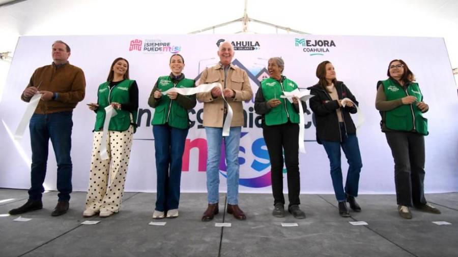 El alcalde Román Alberto Cepeda encabezó la inauguración de la cancha rehabilitada de la colonia Nueva Rosita.