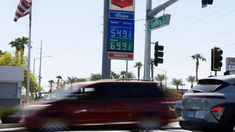 Una gasolinera de Chevron muestra precios el viernes 18 de septiembre de 2026, en la Eastern Avenue en Las Vegas.