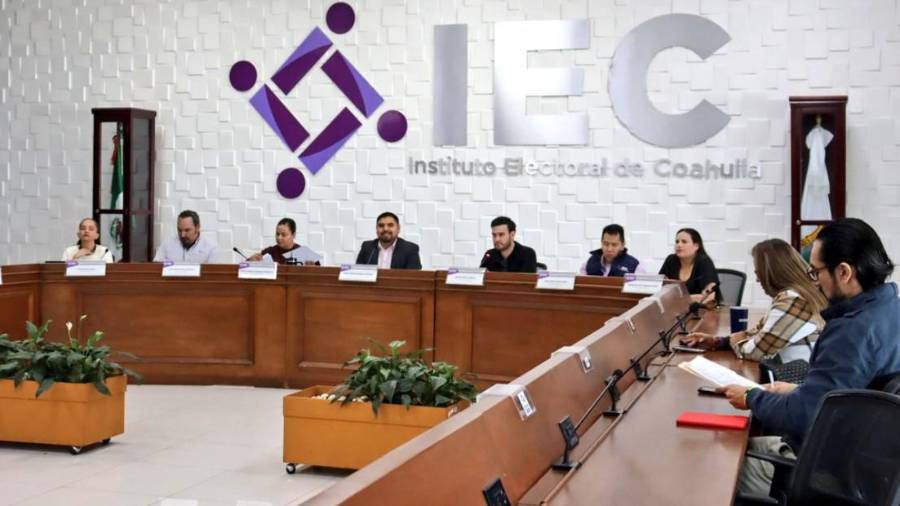 Personal del Instituto Electoral de Coahuila continúa monitoreando las propuestas de las comisiones del INE.